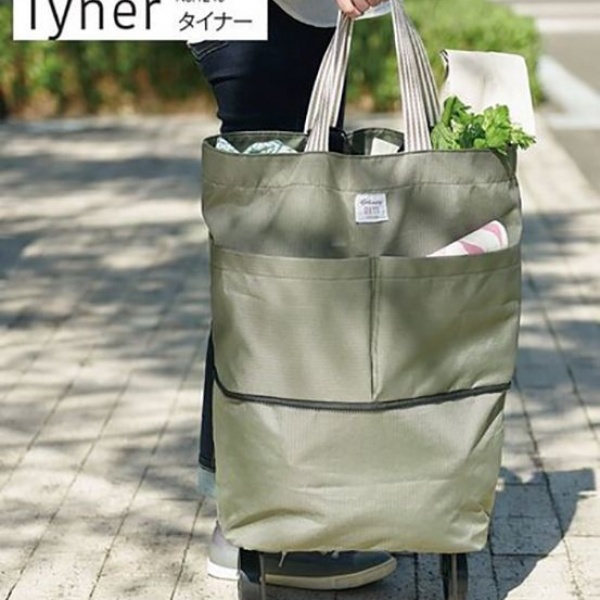 荷物が増えると下部のジッパーを開けてバッグを伸ばせるトートバッグが